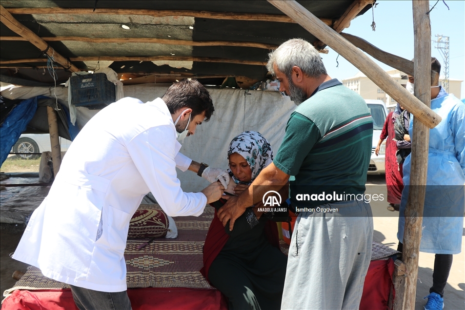 Mevsimlik tarım işçilerine çadırlarında aşı hizmeti