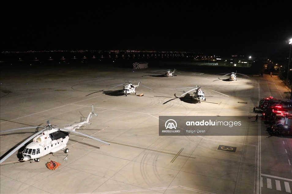 Isparta Havalimanı'na gelen 4 yangın helikopteri alevlere müdahale için hazırlıklara başladı