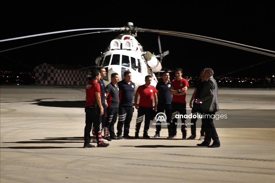 Isparta Havalimanı'na gelen 4 yangın helikopteri alevlere müdahale için hazırlıklara başladı