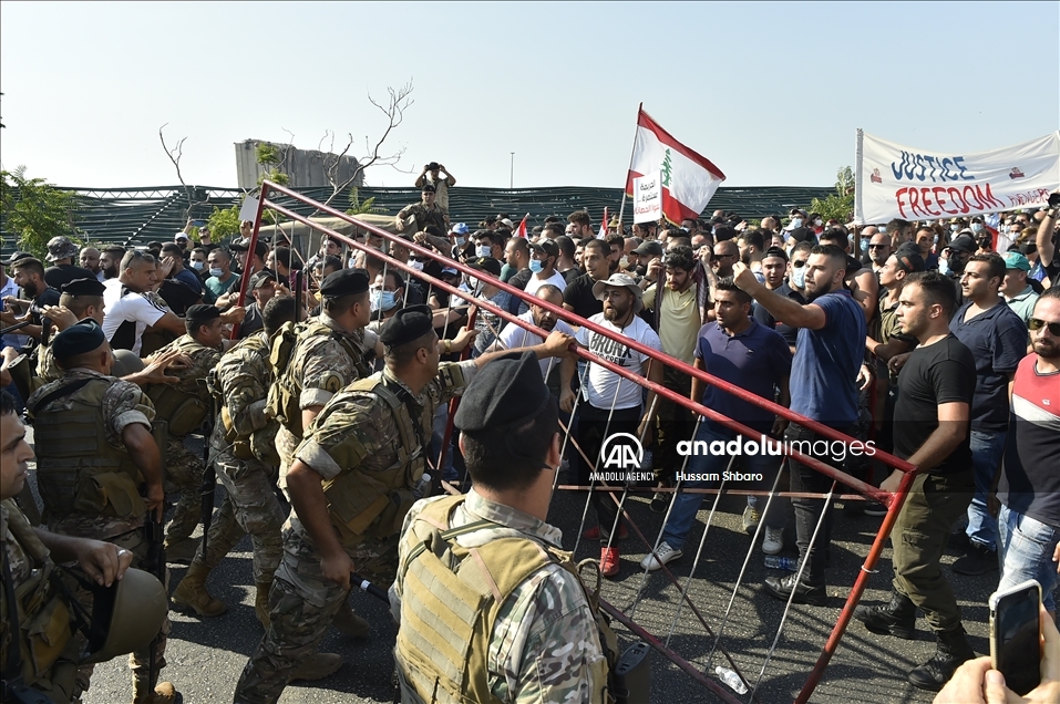 احتجاجات ذكرى انفجار بيروت.. 21 جريحا ومحاولة لاقتحام البرلمان