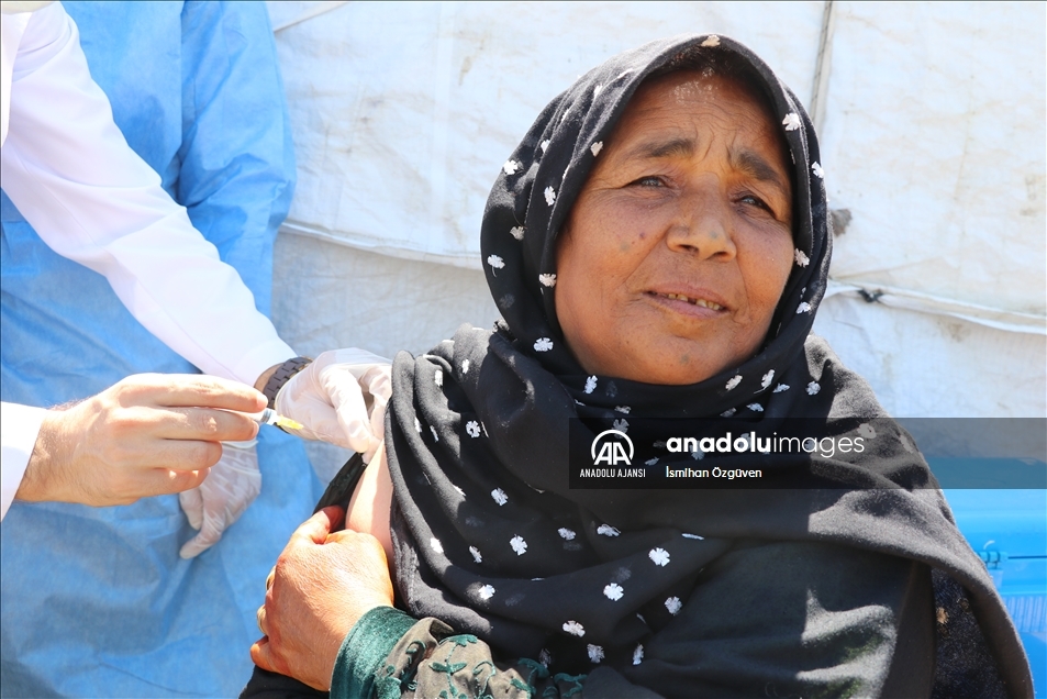 Mevsimlik tarım işçilerine çadırlarında aşı hizmeti
