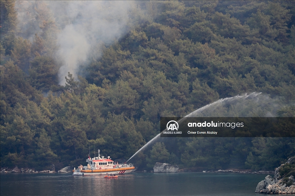 Marmaris'teki orman yangınına, gemiyle denizden de müdahale ediliyor