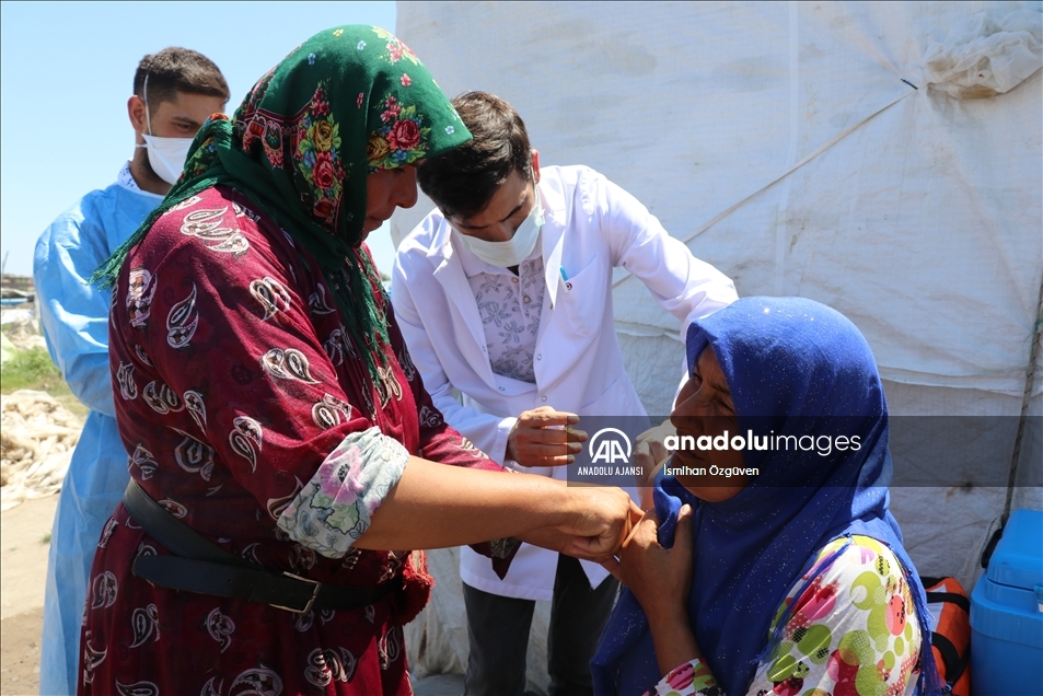 Mevsimlik tarım işçilerine çadırlarında aşı hizmeti