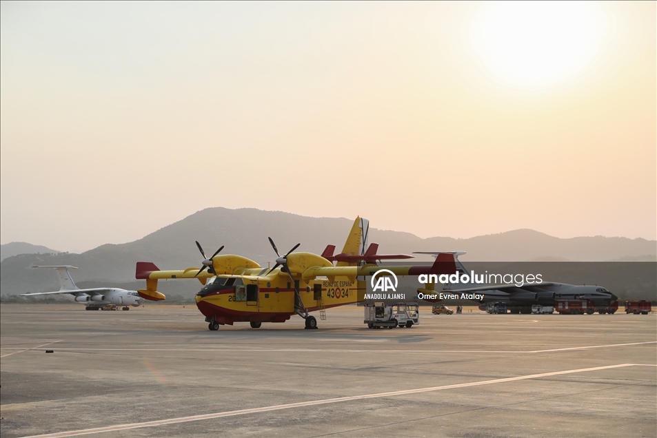 Alevlere karşı zamanla yarışan uçak pilotlarının zorlu mesaisi başladı