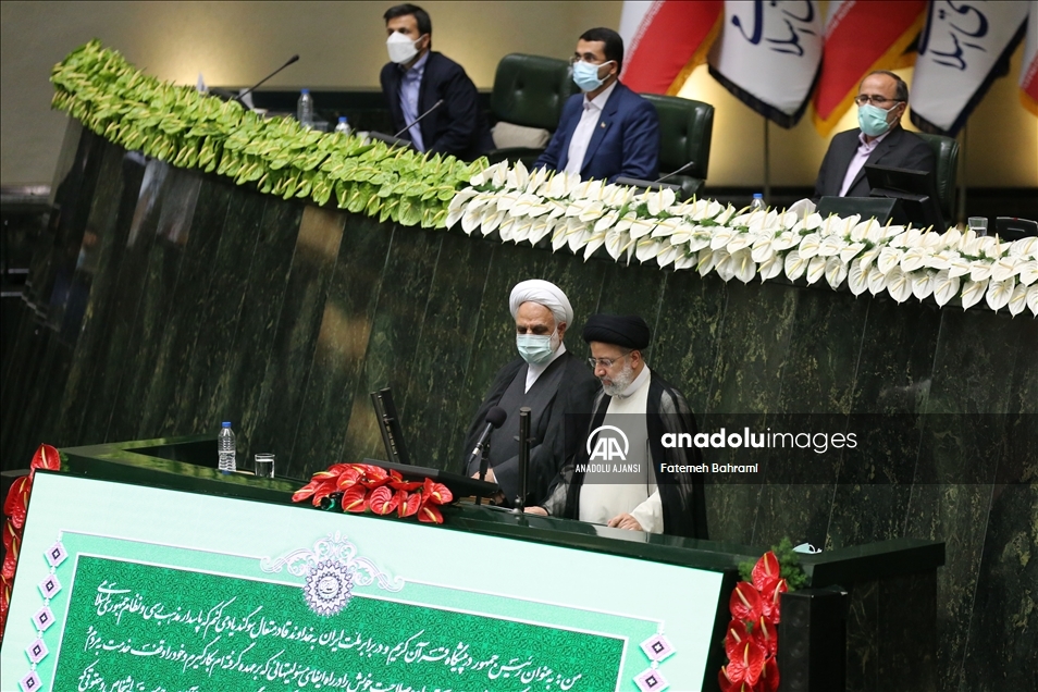 İran'ın 8. Cumhurbaşkanı Reisi yemin ederek resmen görevine başladı