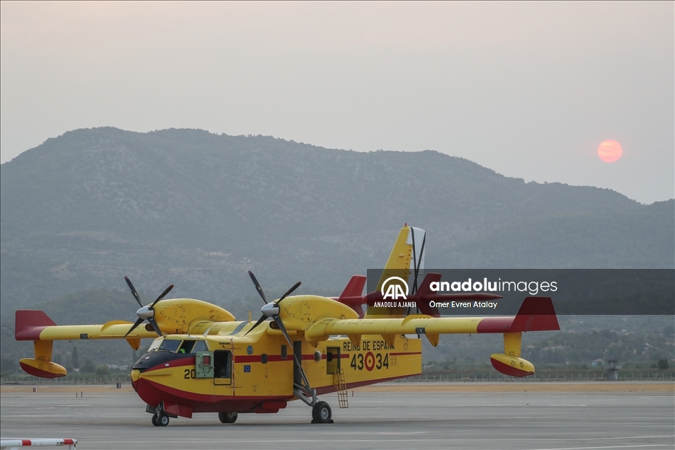 Alevlere karşı zamanla yarışan uçak pilotlarının zorlu mesaisi başladı