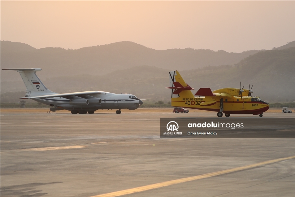 Alevlere karşı zamanla yarışan uçak pilotlarının zorlu mesaisi başladı
