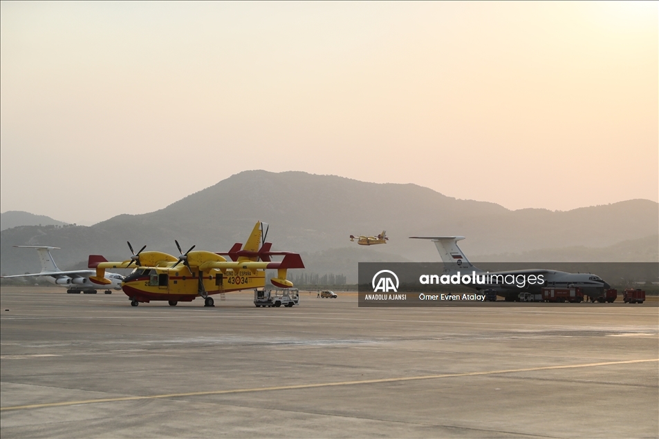 Alevlere karşı zamanla yarışan uçak pilotlarının zorlu mesaisi başladı