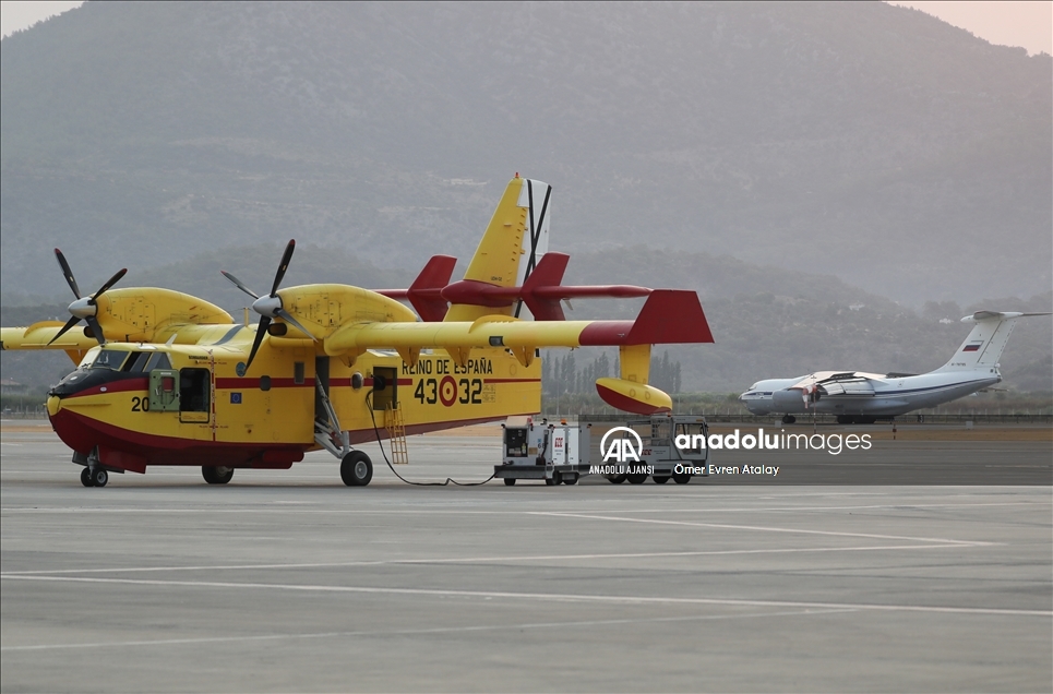Alevlere karşı zamanla yarışan uçak pilotlarının zorlu mesaisi başladı