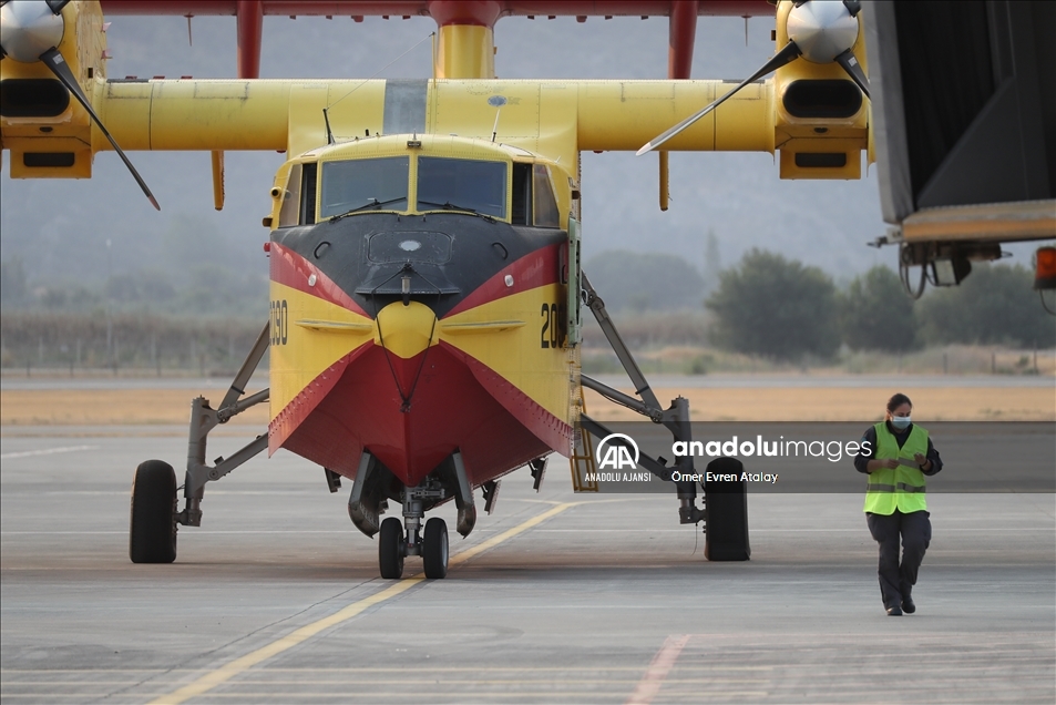 Alevlere karşı zamanla yarışan uçak pilotlarının zorlu mesaisi başladı