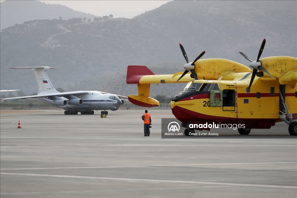 Alevlere karşı zamanla yarışan uçak pilotlarının zorlu mesaisi başladı