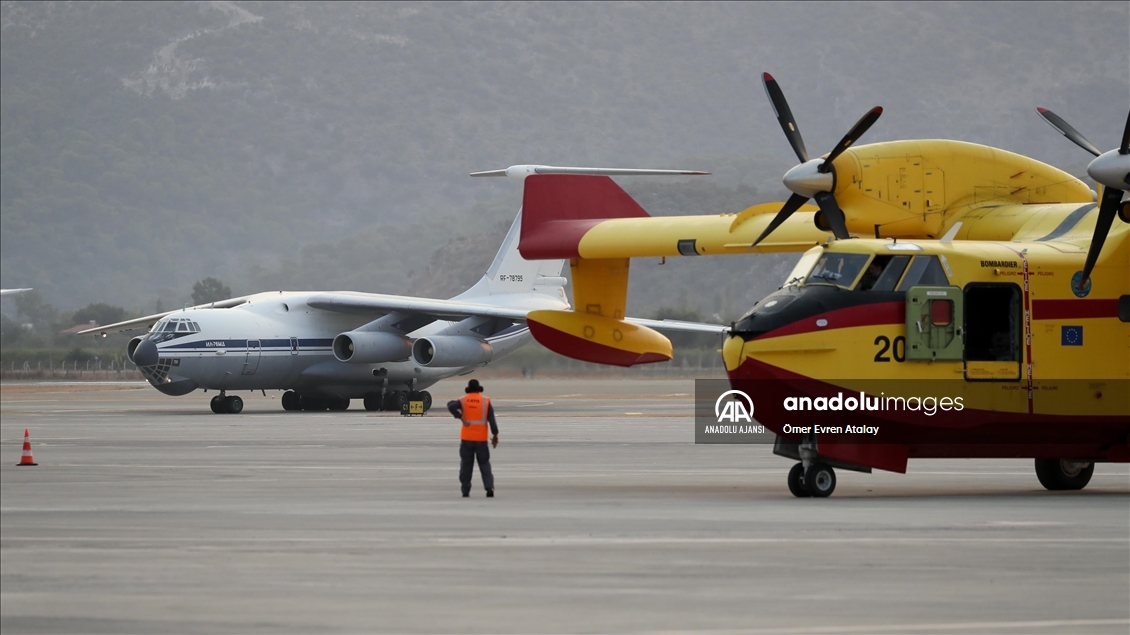 Alevlere karşı zamanla yarışan uçak pilotlarının zorlu mesaisi başladı