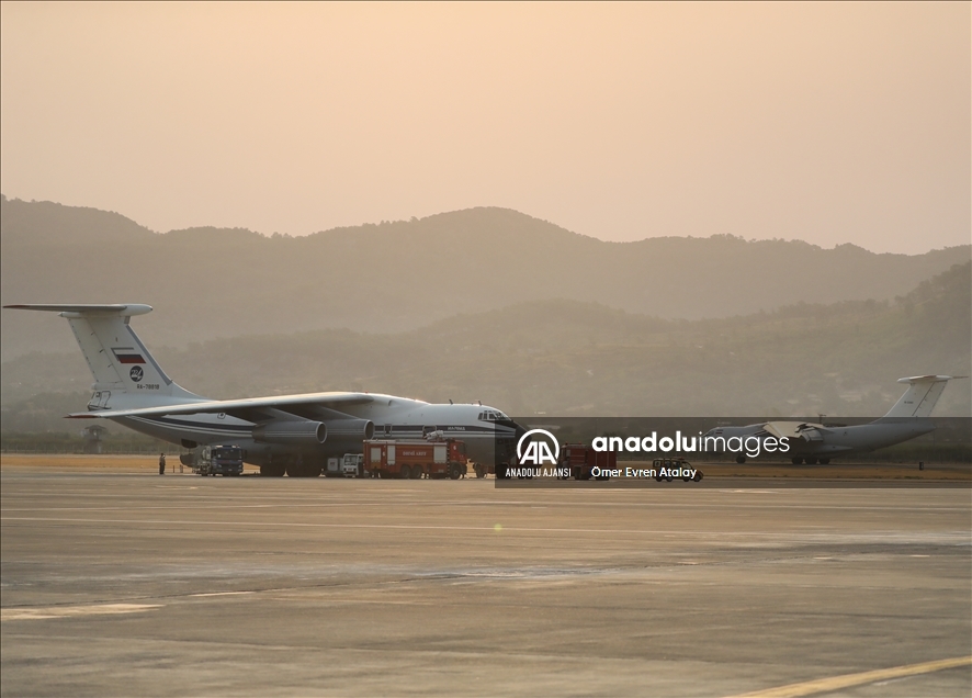 Alevlere karşı zamanla yarışan uçak pilotlarının zorlu mesaisi başladı