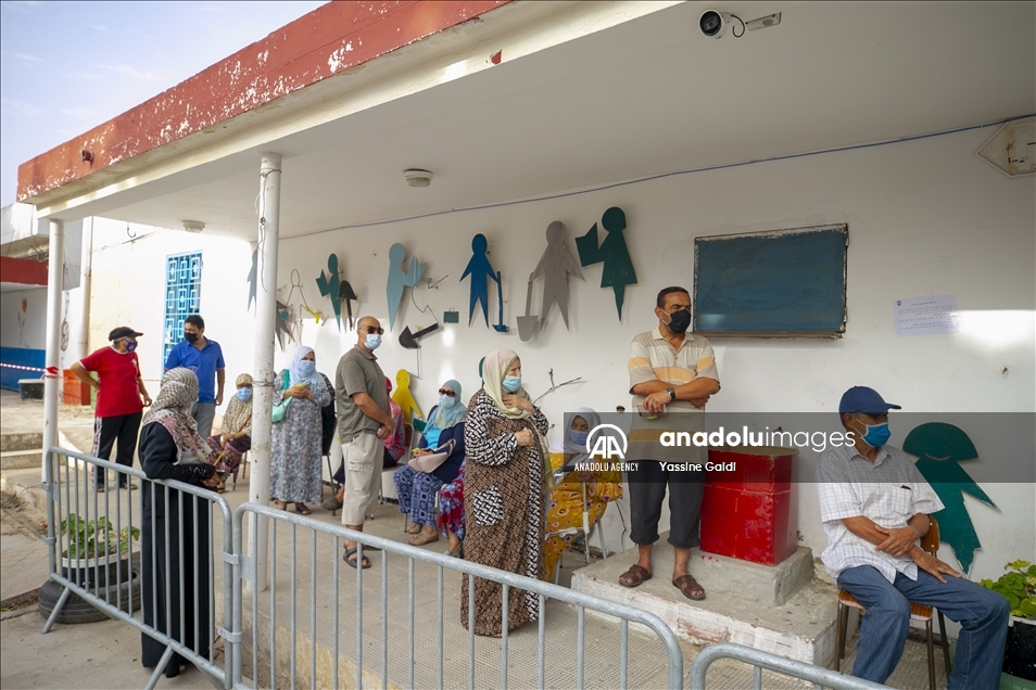 تونس.. إقبال كبير على "أكبر" عملية تطعيم ضد كورونا