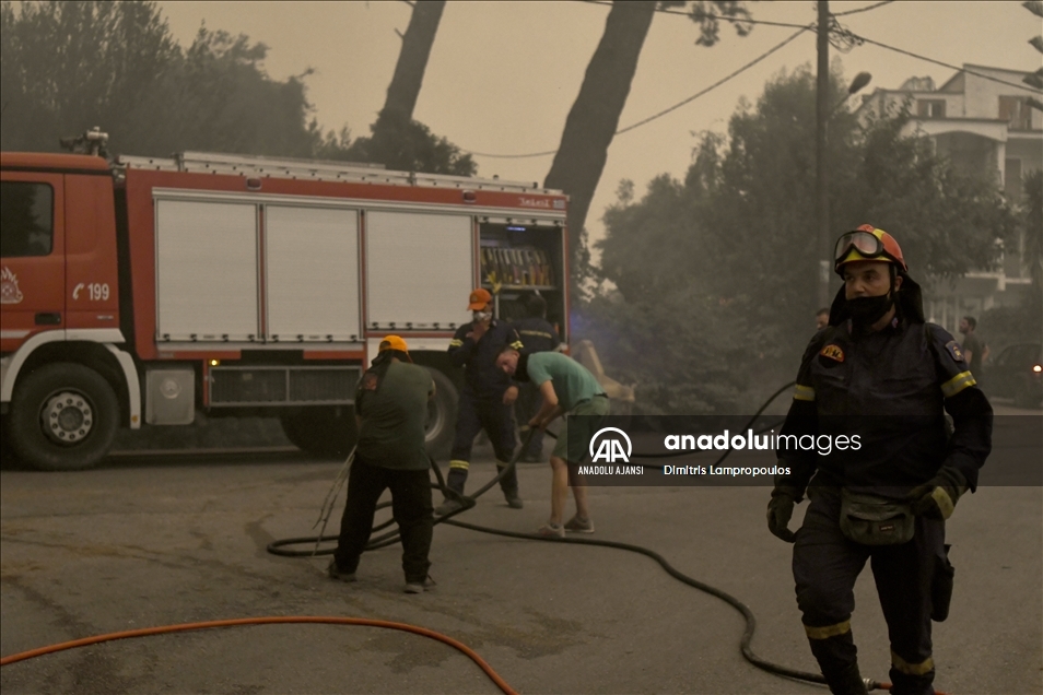 Yunanistan’da orman yangınlarıyla mücadele sürüyor