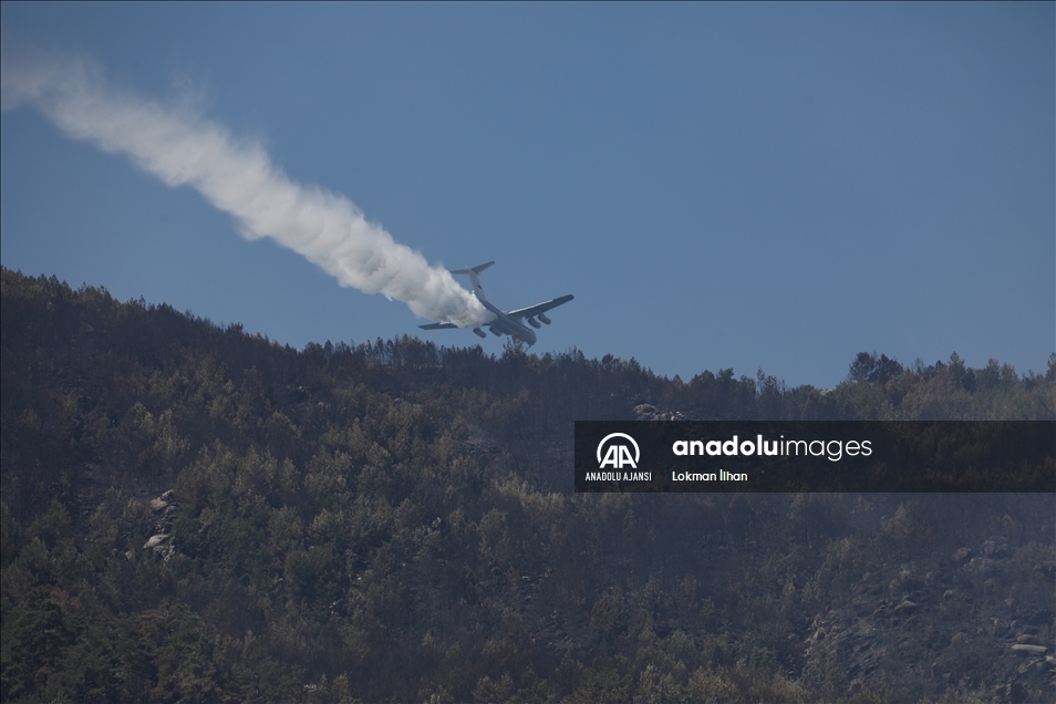 Muğla'daki orman yangınına uçak ve helikopterlerle müdahale ediliyor