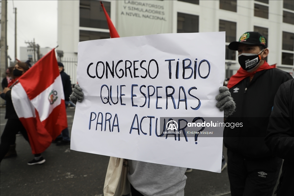 Ciudadanos peruanos marchan para pedir la destitución del presidente Pedro Castillo