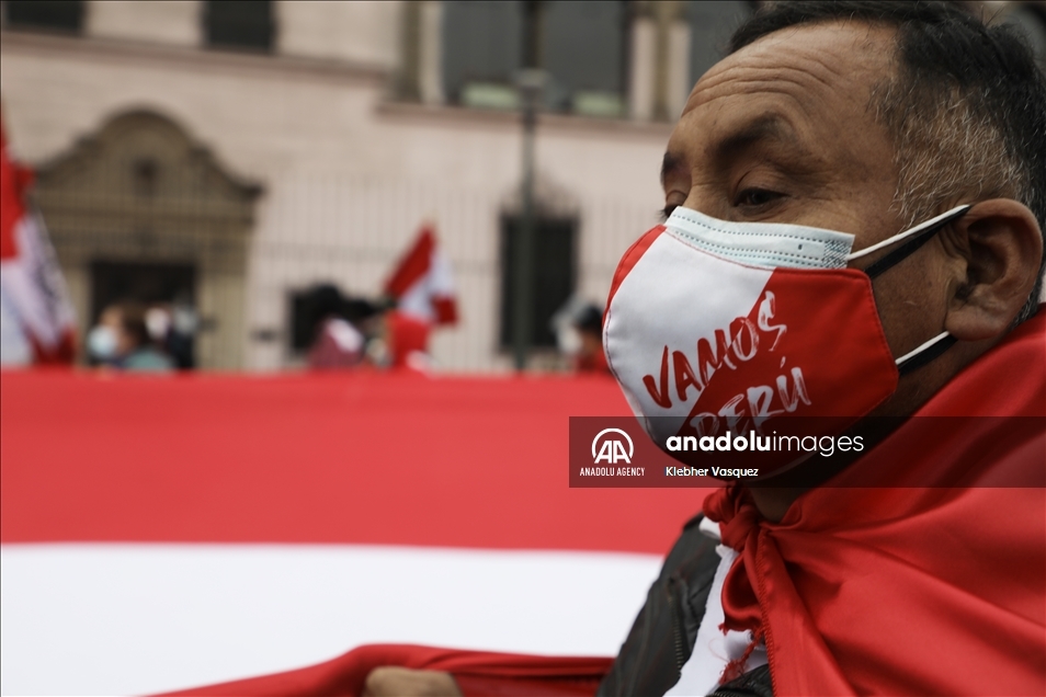 Ciudadanos peruanos marchan para pedir la destitución del presidente Pedro Castillo