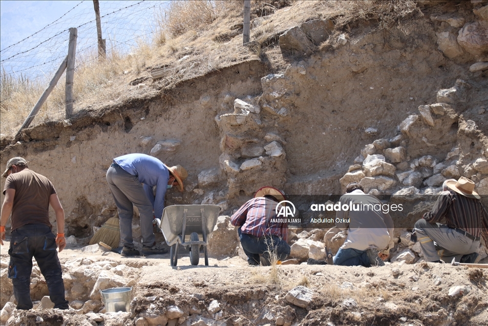 Porsuk Höyük'te Demir Çağı'na ait surlar ve sıva kalıntıları bulundu