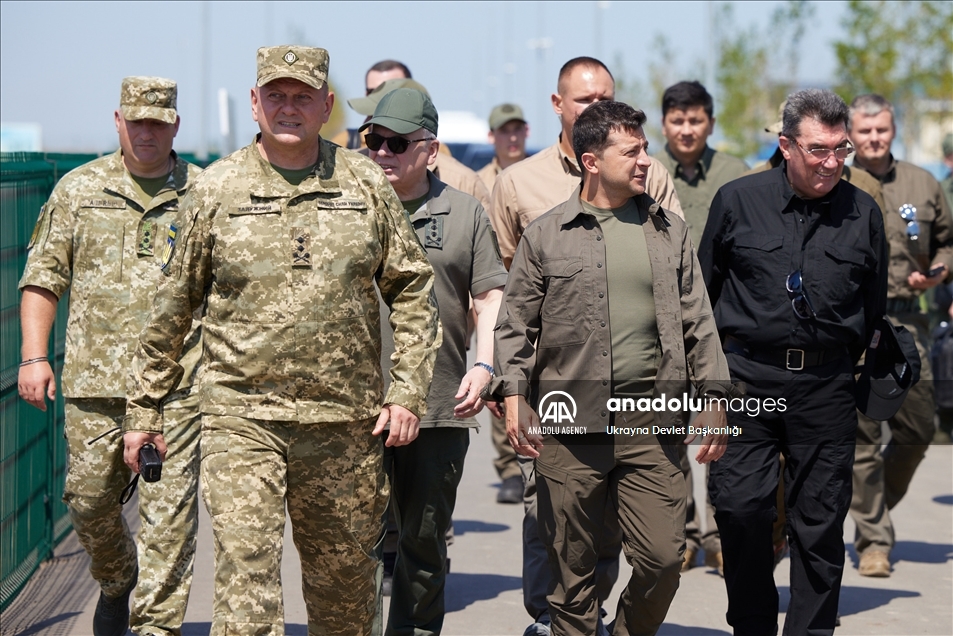 الرئيس الأوكراني يحضر مناورات عسكرية لجيش بلاده
