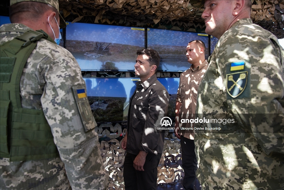 الرئيس الأوكراني يحضر مناورات عسكرية لجيش بلاده