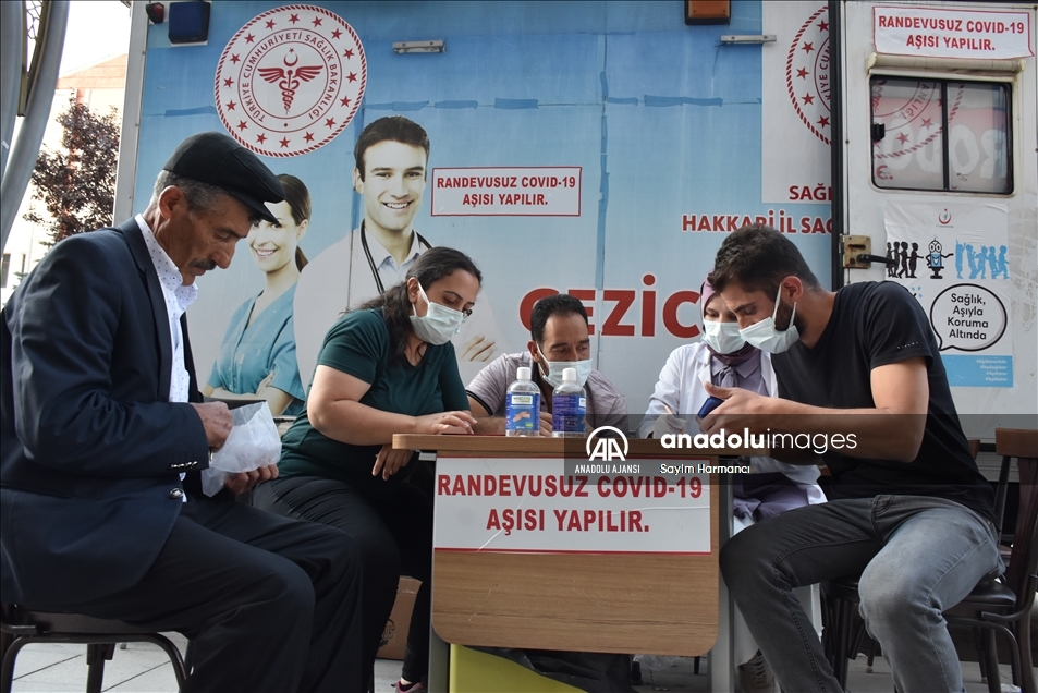 Sağlık ekipleri gidebildikleri her yerde aşılama yaparak Hakkari'yi "mavi" kategoriye taşıdı