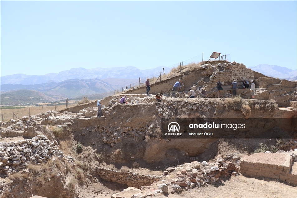 Porsuk Höyük'te Demir Çağı'na ait surlar ve sıva kalıntıları bulundu