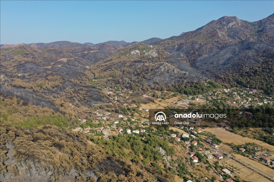 Marmaris'in önemli turizm bölgelerinden Kızkumu Plajı çevresinde yanan ormanlık alanlar havadan görüntülendi