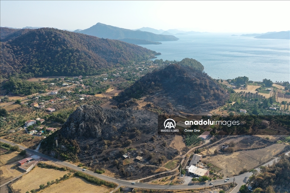 Marmaris'in önemli turizm bölgelerinden Kızkumu Plajı çevresinde yanan ormanlık alanlar havadan görüntülendi