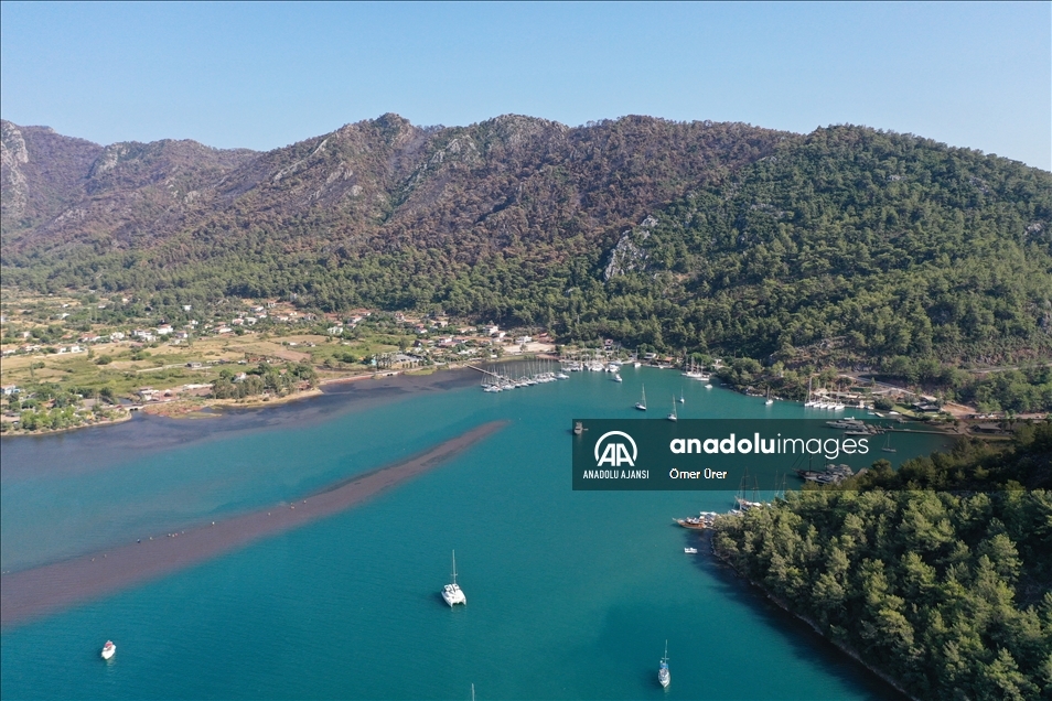 Marmaris'in önemli turizm bölgelerinden Kızkumu Plajı çevresinde yanan ormanlık alanlar havadan görüntülendi