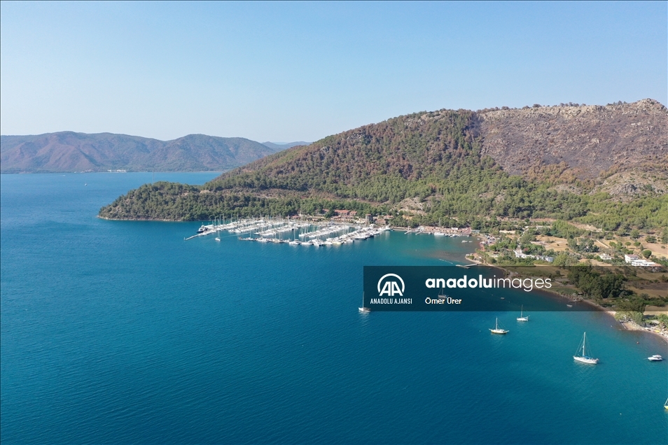 Marmaris'in önemli turizm bölgelerinden Kızkumu Plajı çevresinde yanan ormanlık alanlar havadan görüntülendi