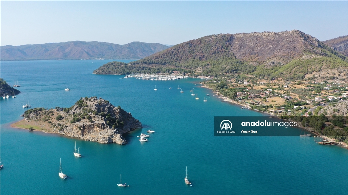 Marmaris'in önemli turizm bölgelerinden Kızkumu Plajı çevresinde yanan ormanlık alanlar havadan görüntülendi