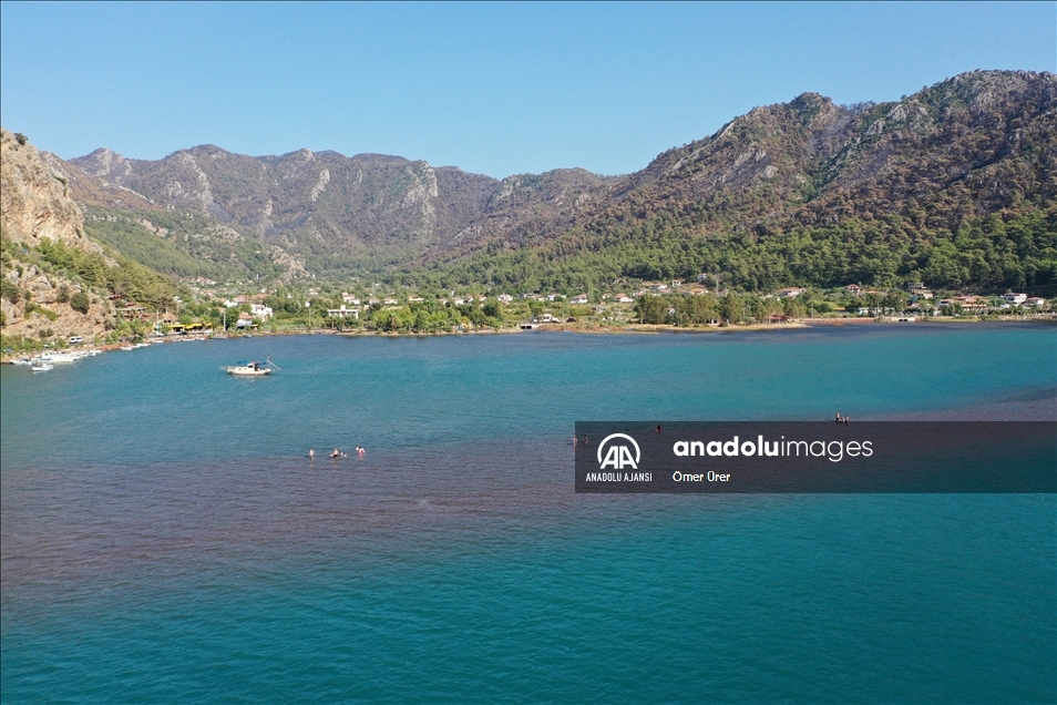 Marmaris'in önemli turizm bölgelerinden Kızkumu Plajı çevresinde yanan ormanlık alanlar havadan görüntülendi
