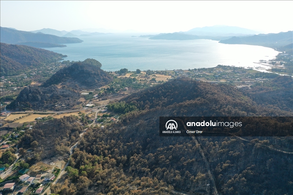 Marmaris'in önemli turizm bölgelerinden Kızkumu Plajı çevresinde yanan ormanlık alanlar havadan görüntülendi