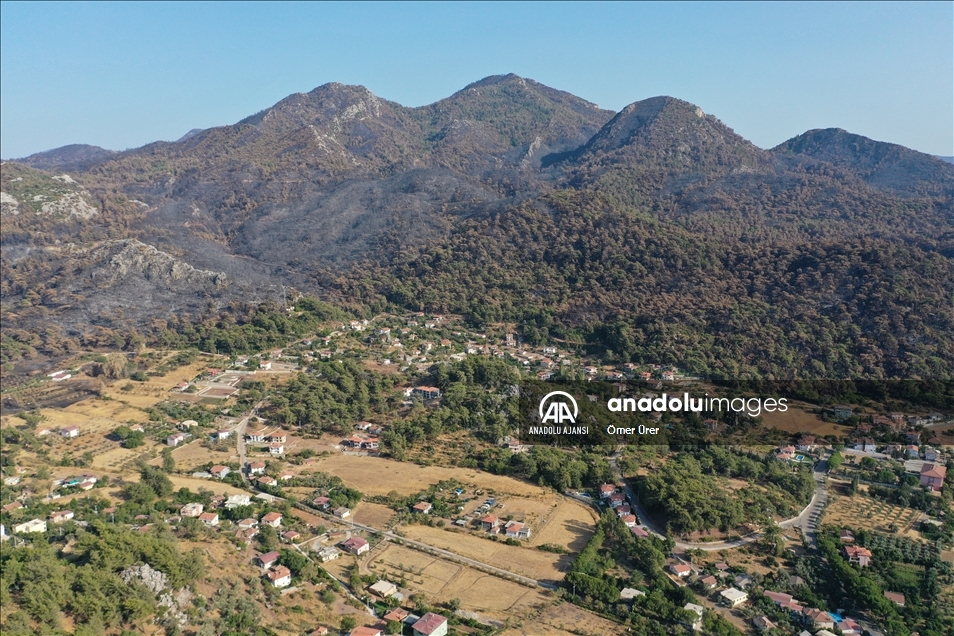 Marmaris'in önemli turizm bölgelerinden Kızkumu Plajı çevresinde yanan ormanlık alanlar havadan görüntülendi