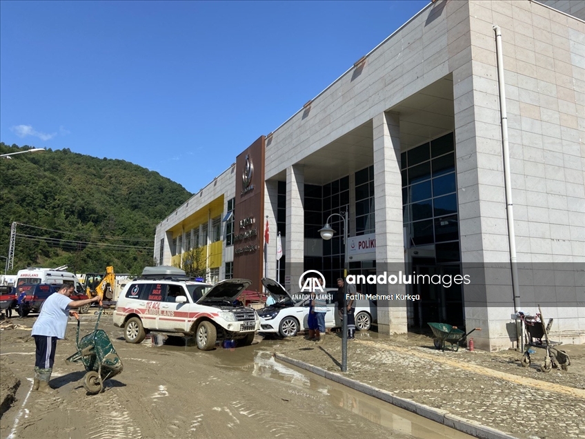 Sinop Ayancık'ta selin ardından temizlik çalışmaları devam ediyor