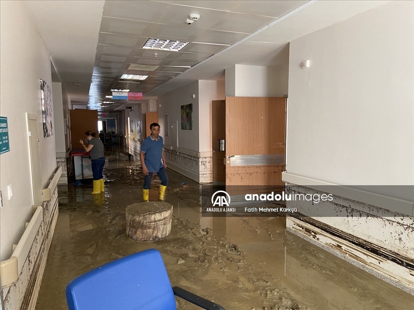 Sinop Ayancık'ta selin ardından temizlik çalışmaları devam ediyor