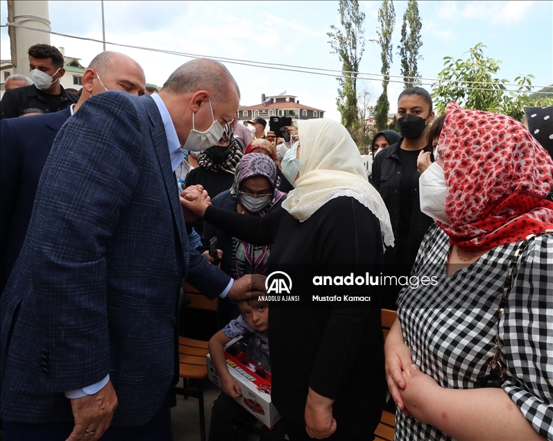 Cumhurbaşkanı Erdoğan, Bozkurt'taki selde hayatını kaybeden vatandaşın cenaze namazına katıldı