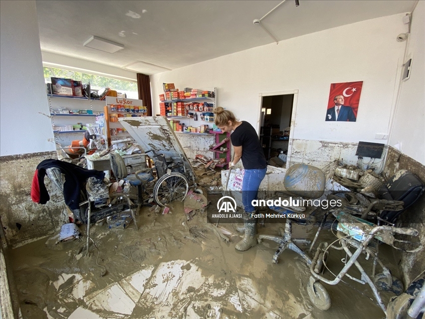 Sinop Ayancık'ta selin ardından temizlik çalışmaları davam ediyor