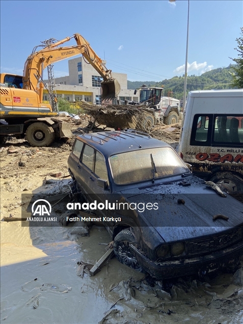 Sinop Ayancık'ta selin ardından temizlik çalışmaları davam ediyor