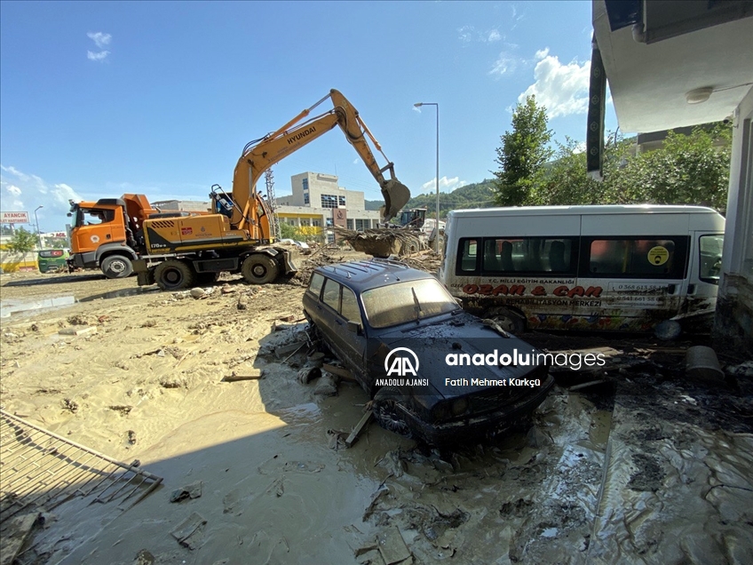 Sinop Ayancık'ta selin ardından temizlik çalışmaları davam ediyor