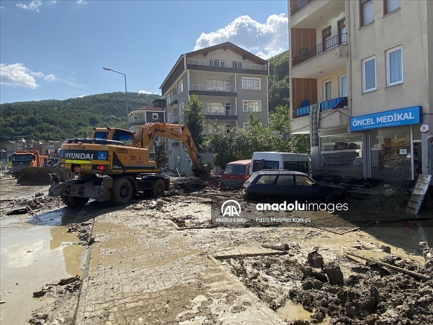 Sinop Ayancık'ta selin ardından temizlik çalışmaları davam ediyor
