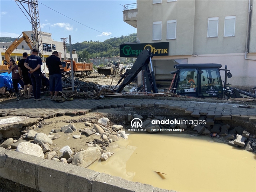 Sinop Ayancık'ta selin ardından temizlik çalışmaları davam ediyor
