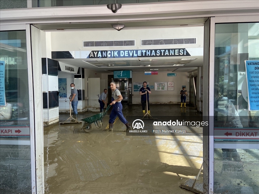 Sinop Ayancık'ta selin ardından temizlik çalışmaları devam ediyor