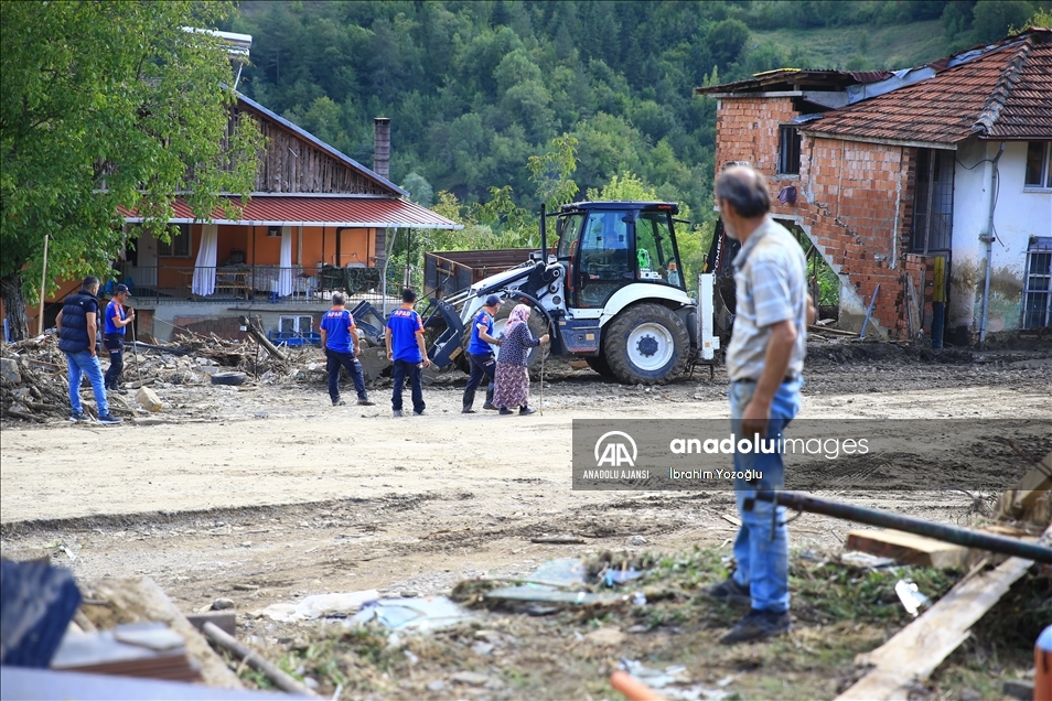 Bartın'da selden etkilenen alanlarda temizlik çalışmaları sürüyor