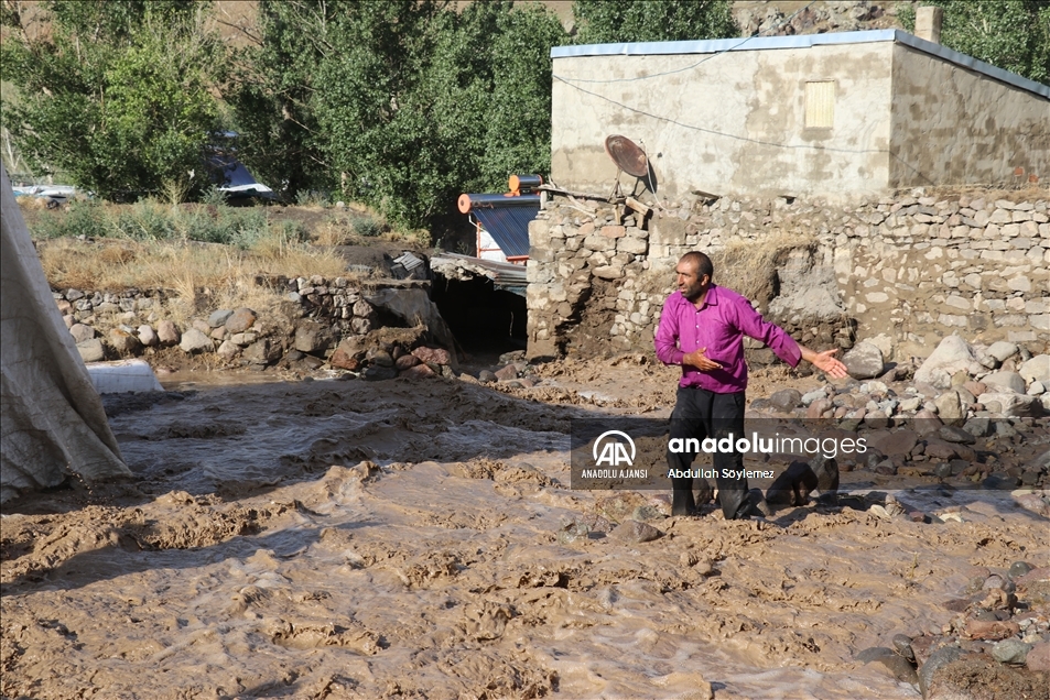 Ağrı'nın Taşlıçay ilçesine bağlı Gözucu köyünde yaşanan selde ev ve ahırlar zarar gördü