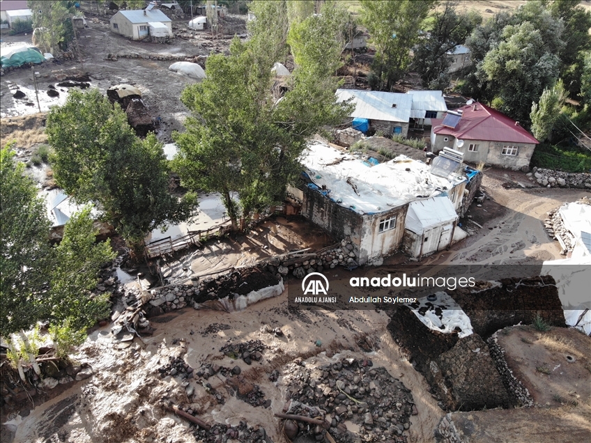 Ağrı'nın Taşlıçay ilçesine bağlı Gözucu köyünde yaşanan selde ev ve ahırlar zarar gördü