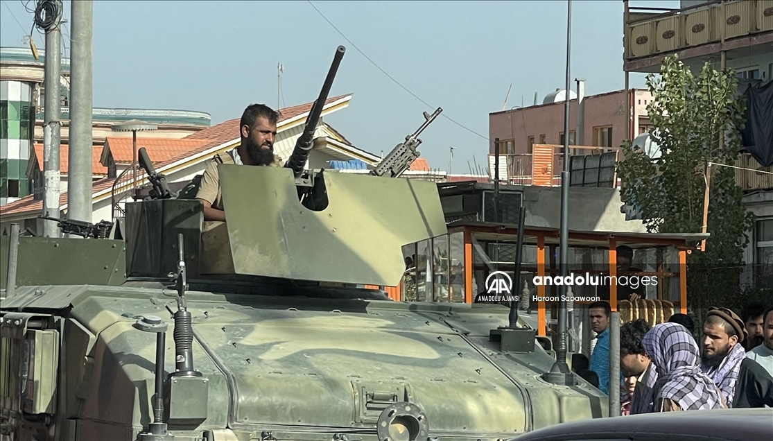 Taliban başkent Kabil'in merkezi ve kamu binalarının kontrolünü almaya başladığını duyurdu