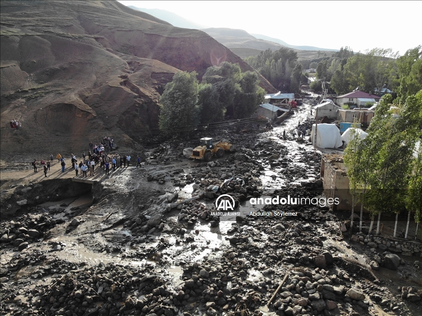 Ağrı'nın Taşlıçay ilçesine bağlı Gözucu köyünde yaşanan selde ev ve ahırlar zarar gördü