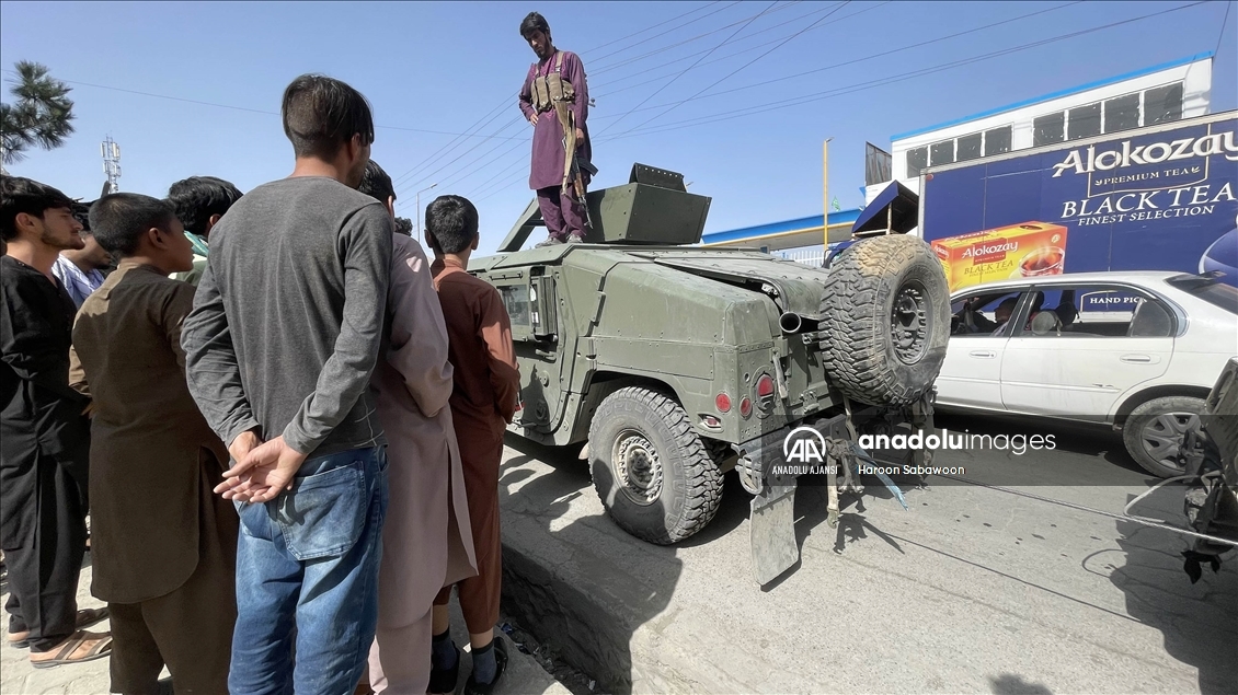 Taliban başkent Kabil'in merkezi ve kamu binalarının kontrolünü almaya başladığını duyurdu
